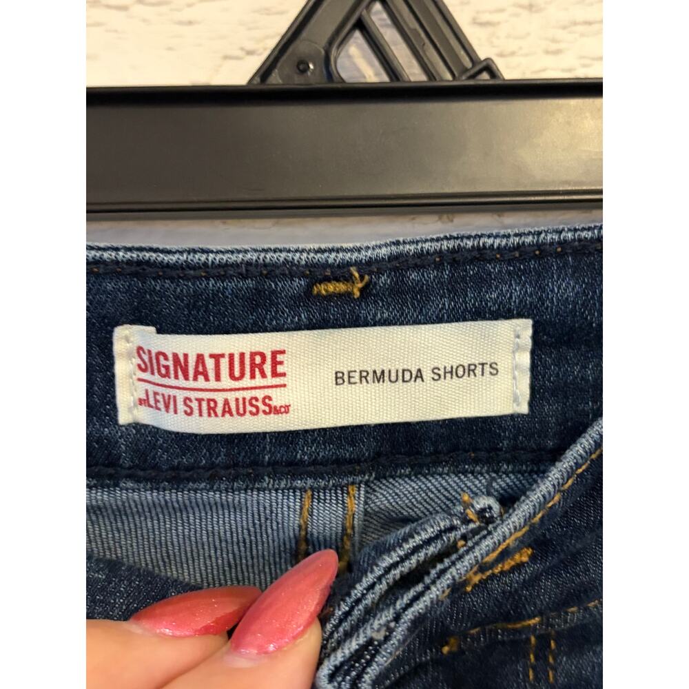 Levi Strauss Bermuda Denim Shorts Women’s Rolled Hem Mid Rise Size 8/29 - Picture 3 of 5